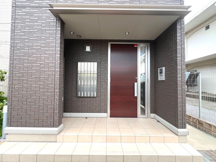 物件外観写真2　(エントランス部分)
