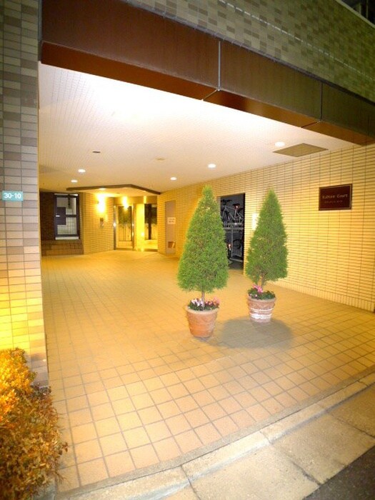 物件外観写真2　(エントランス部分)