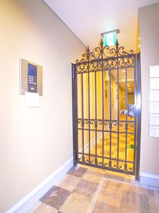 物件外観写真5　(エントランス部分)