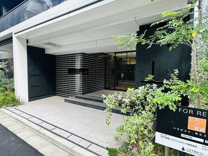 物件外観写真2　(エントランス部分)