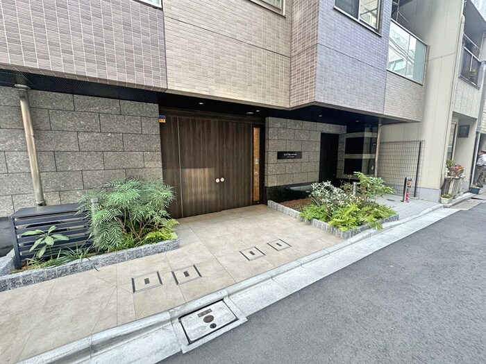 物件外観写真2　(エントランス部分)