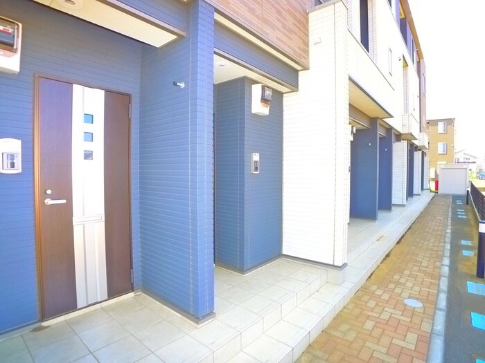 物件外観写真5　(エントランス部分)