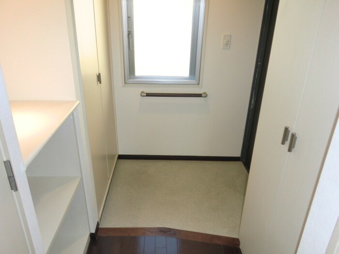 物件内観写真12　(玄関)