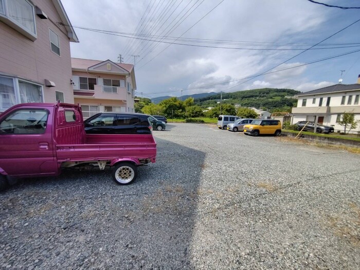 物件外観写真5　(駐車場)