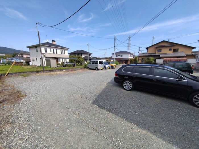 物件外観写真6　(駐車場)