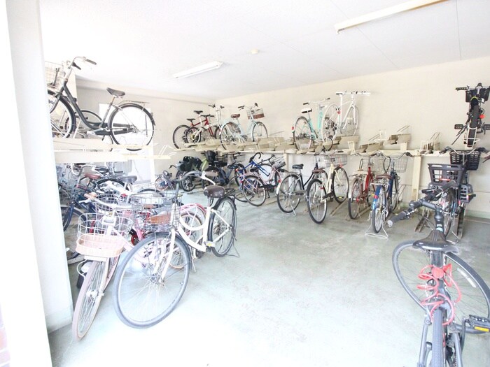 物件外観写真4　(駐輪場)