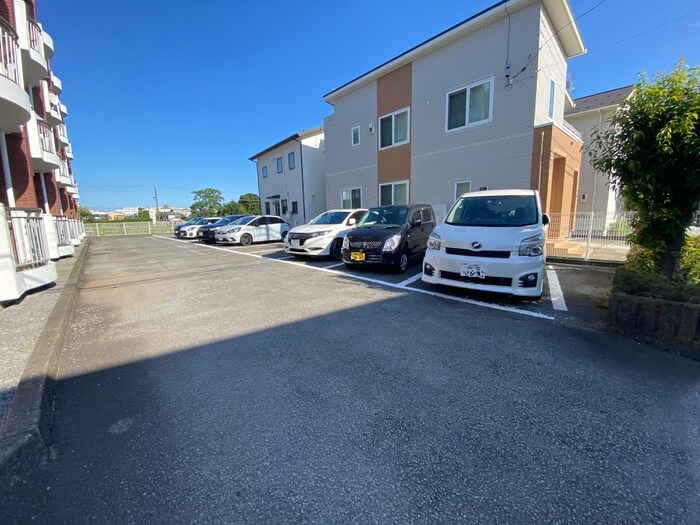 物件外観写真3　(駐車場)
