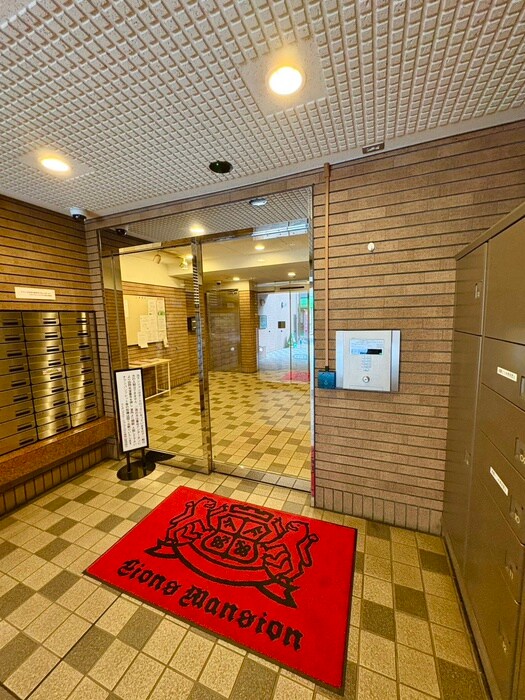 物件外観写真3　(エントランス部分)