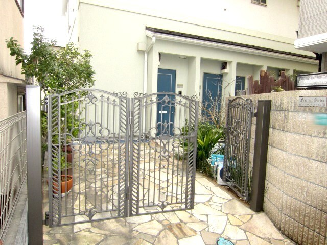 物件外観写真1　(エントランス部分)