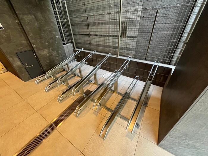 物件外観写真2　(駐輪場)