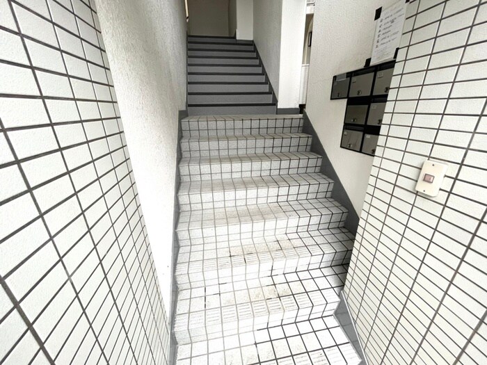 物件外観写真4　(エントランス部分)