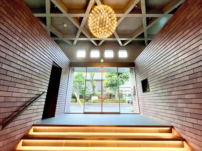 物件外観写真2　(エントランス部分)