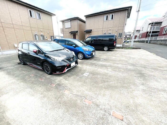 物件外観写真3　(駐車場)