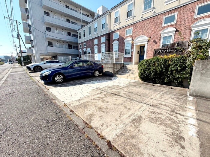 物件外観写真3　(駐車場)