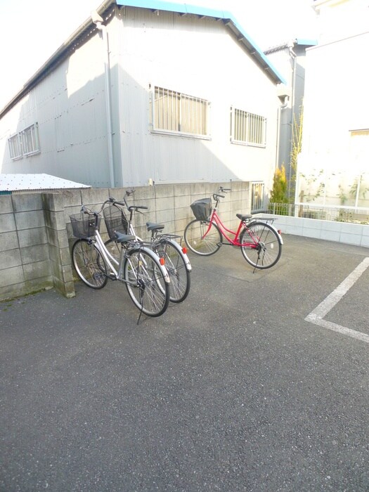 物件外観写真4　(駐輪場)