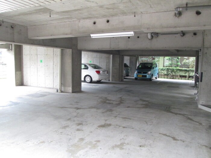 物件外観写真3　(駐車場)