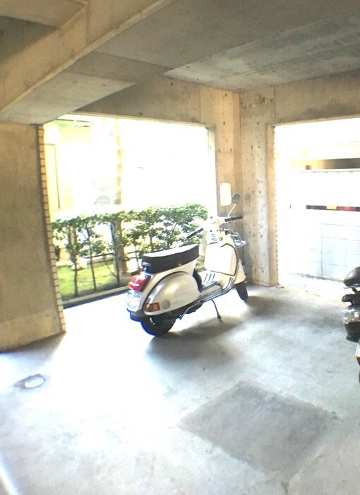 物件外観写真5　(バイク置き場)