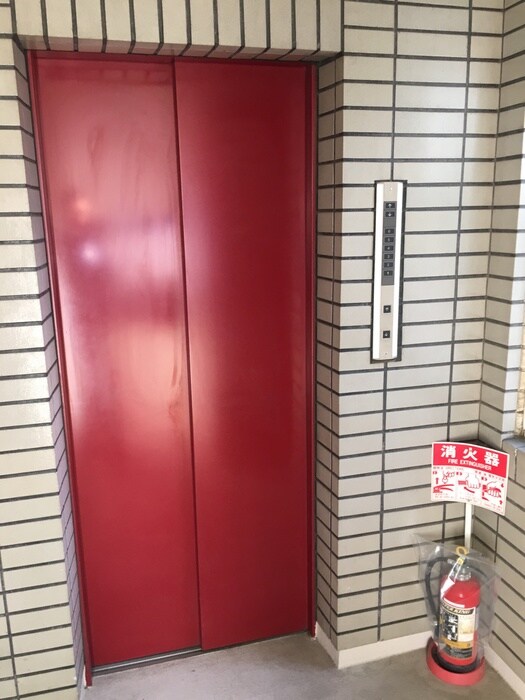 物件外観写真6　(エントランス部分)