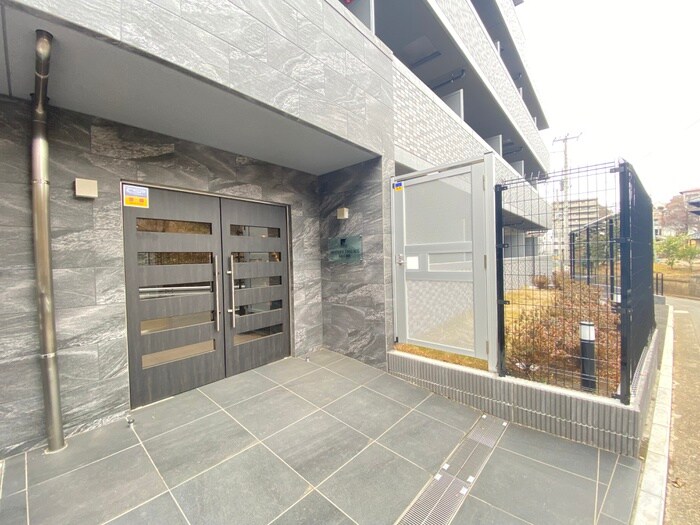 物件外観写真3　(エントランス部分)