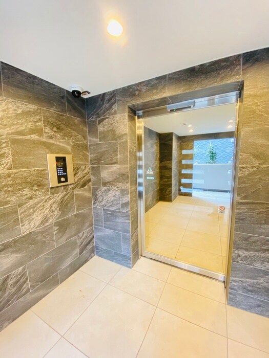 物件外観写真6　(エントランス部分)