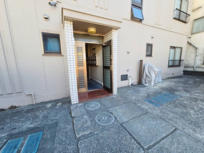 物件外観写真2　(エントランス部分)