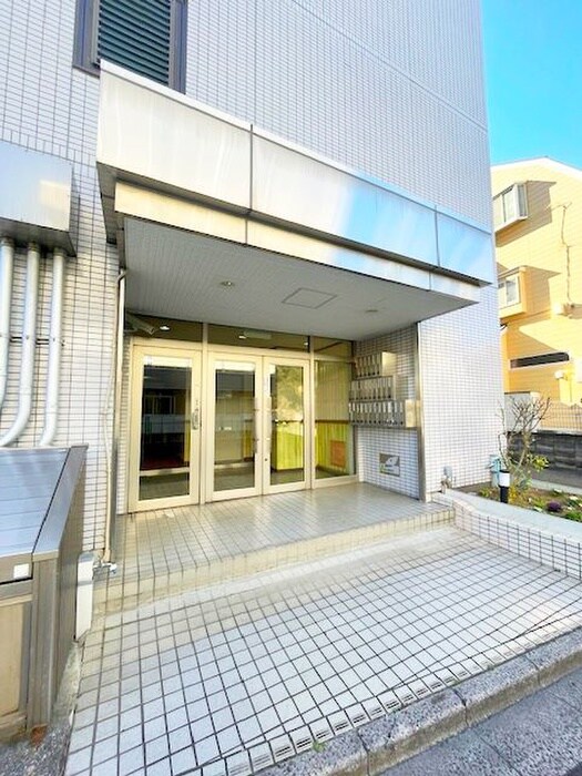 物件外観写真2　(エントランス部分)