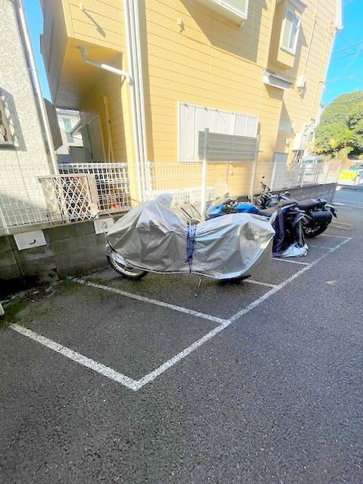 物件外観写真4　(バイク置き場)
