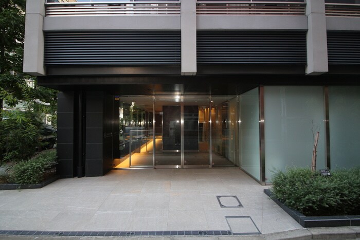 物件外観写真4　(エントランス部分)