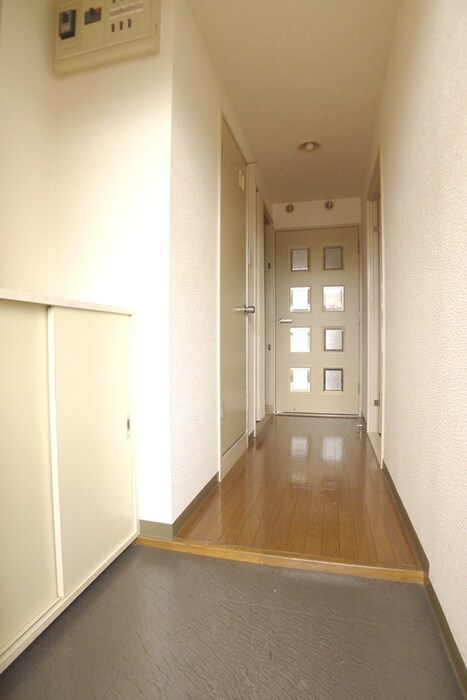 物件内観写真4　(玄関)