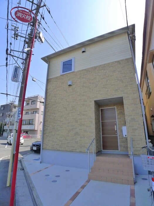 物件外観写真4　(エントランス部分)