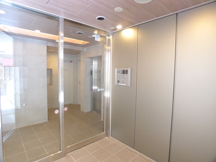 物件外観写真3　(エントランス部分)