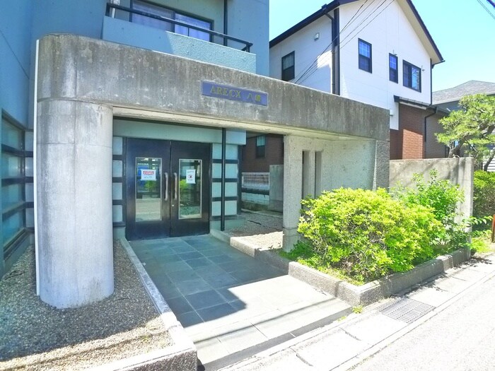 物件外観写真3　(エントランス部分)