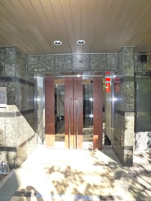 物件外観写真3　(エントランス部分)