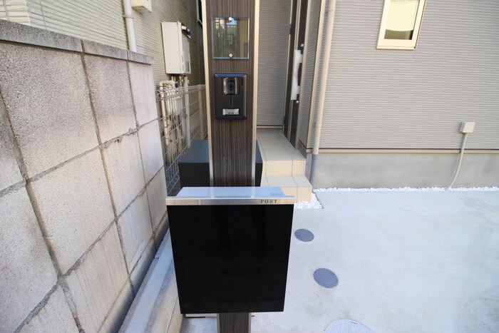 物件外観写真3　(エントランス部分)