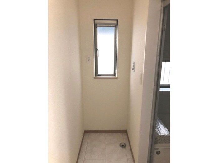 物件内観写真18　(洗濯機置場)