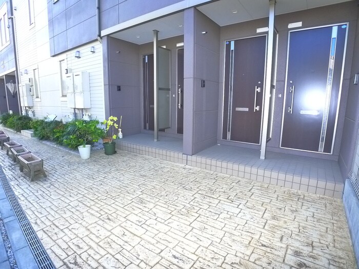 物件外観写真2　(エントランス部分)