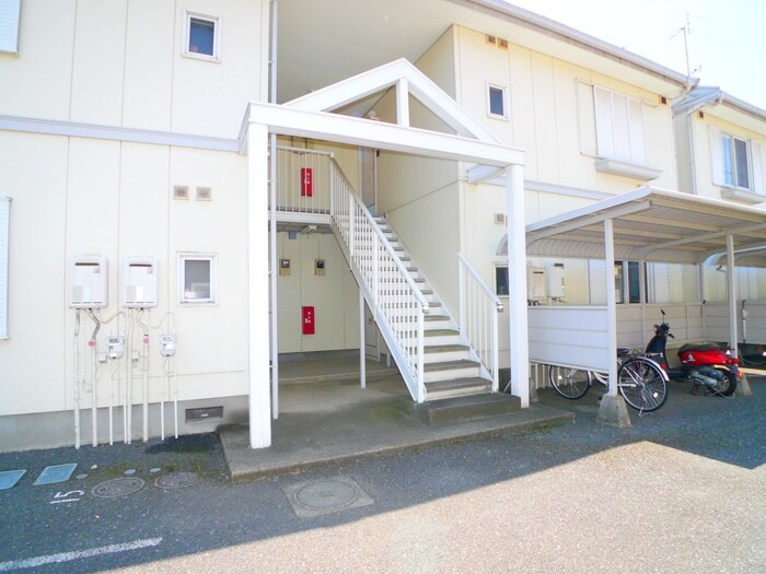 物件外観写真2　(エントランス部分)