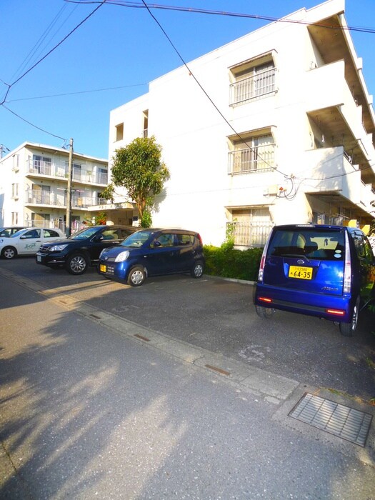 物件外観写真4　(駐車場)