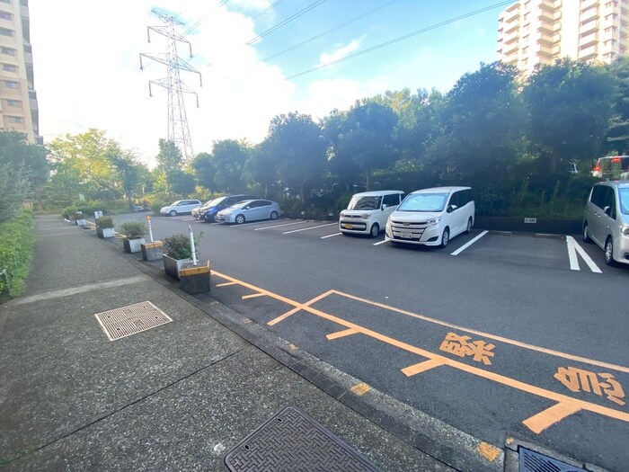 物件外観写真6　(駐車場)