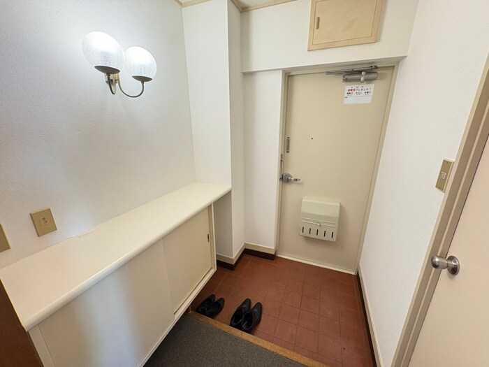物件内観写真12　(玄関)