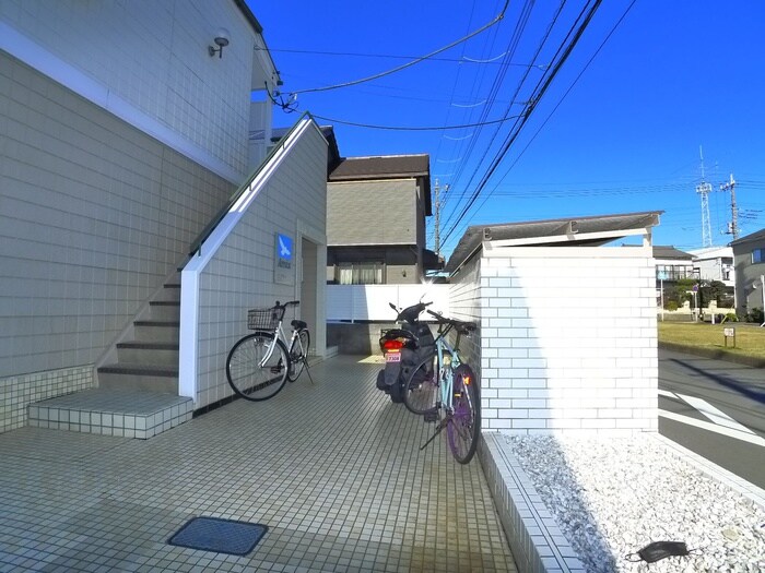 物件外観写真3　(駐輪場)