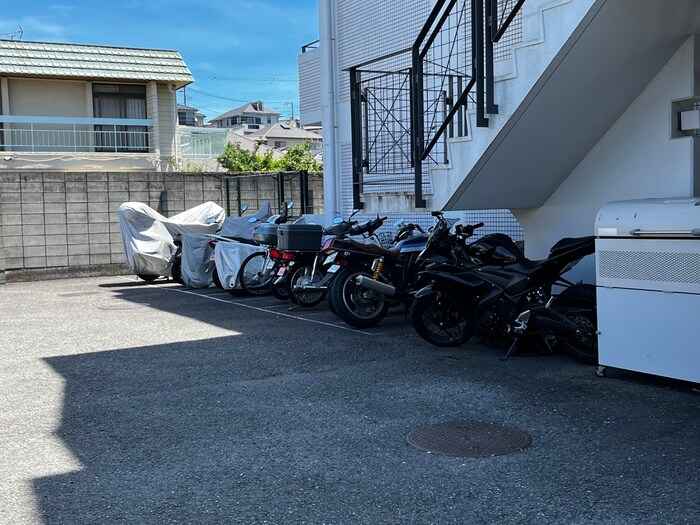 物件外観写真6　(バイク置き場)