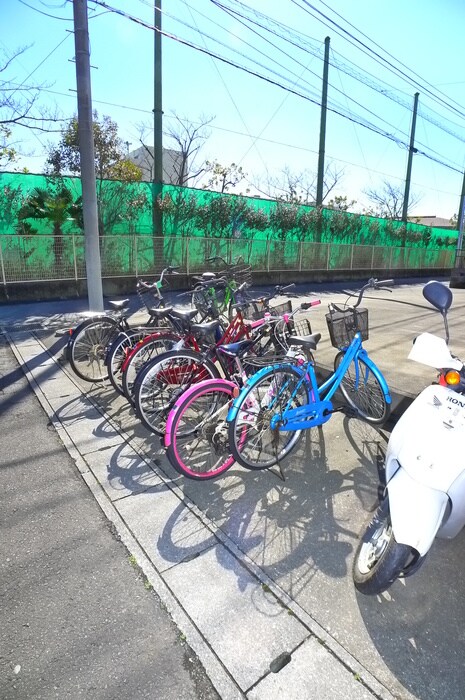 物件外観写真4　(駐輪場)