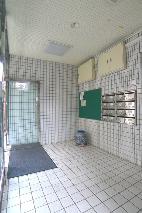 物件外観写真3　(エントランス部分)