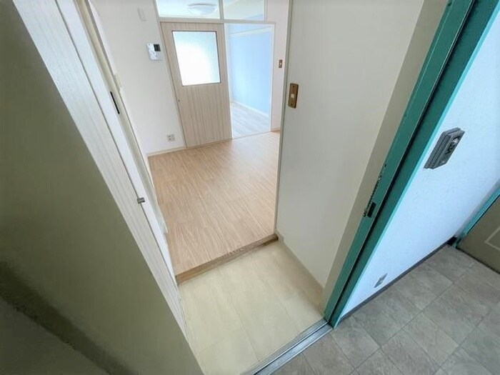 物件内観写真13　(玄関)