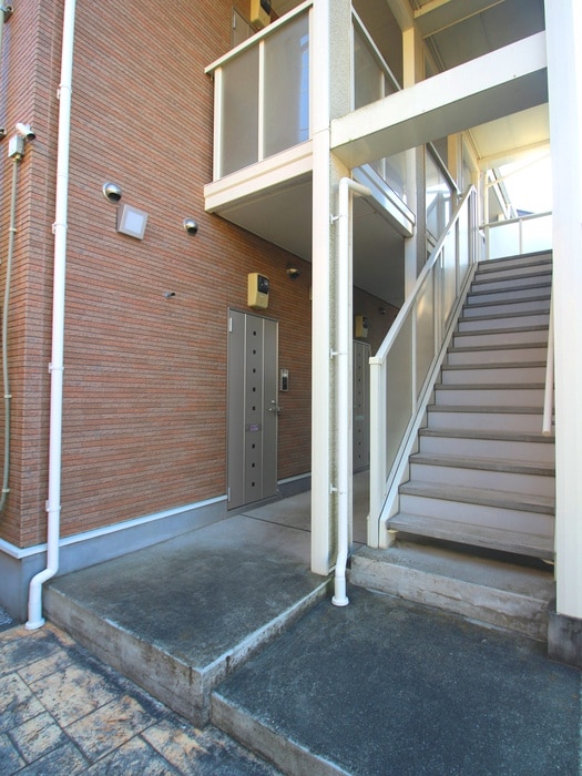 物件外観写真2　(エントランス部分)