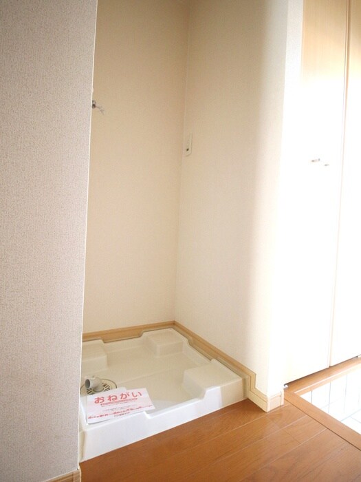 物件内観写真16　(洗濯機置場)