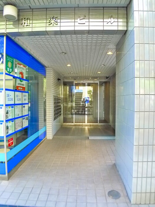 物件外観写真3　(エントランス部分)