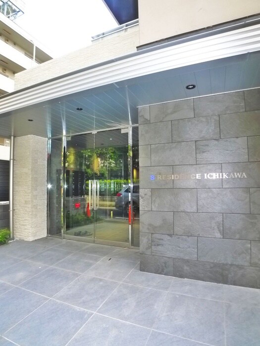 物件外観写真2　(エントランス部分)