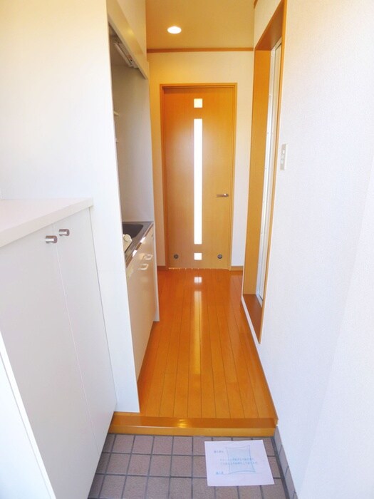 物件内観写真4　(玄関)